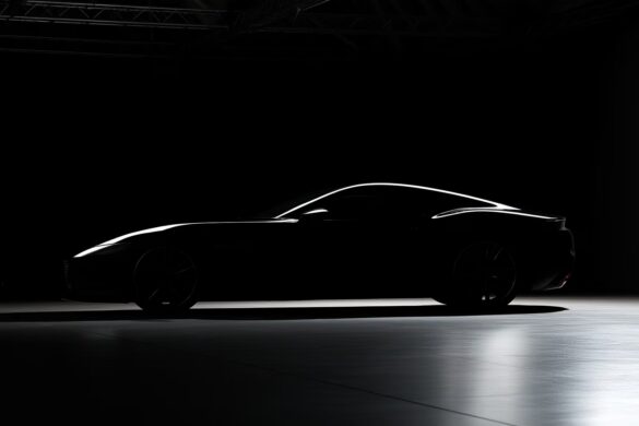 Ένα σπορ αυτοκίνητο Porsche παρκαρισμένο έξω από το εργοστάσιο της εταιρείας στο Τσούφενχαουζεν κοντά στη Στουτγάρδη μια ηλιόλουστη μέρα.