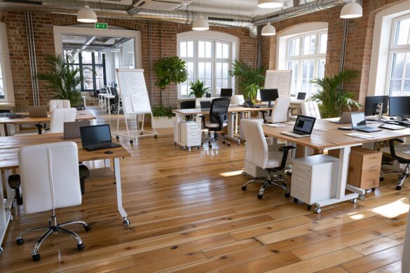 Gründer arbeiten gemeinsam an Schreibtischen in einem modernen deutschen Startup-Büro.